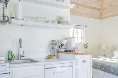Charming Cottage Rental for a Romantic Getaway near Keene Valley in New York - Lake Placid, New York - glamping.directory