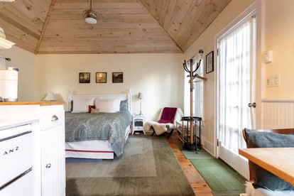 Charming Cottage Rental for a Romantic Getaway near Keene Valley in New York - Lake Placid, New York - glamping.directory