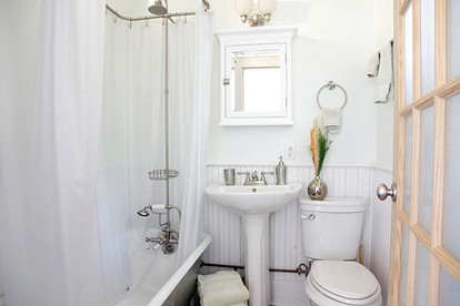 Charming Cottage Rental for a Romantic Getaway near Keene Valley in New York - Lake Placid, New York - glamping.directory