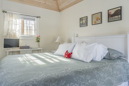 Charming Cottage Rental for a Romantic Getaway near Keene Valley in New York - Lake Placid, New York - glamping.directory