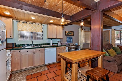 Rustic Cabin with Fireplace, Barbecue and Private Deck in Big Bear Lake, California - Big Bear Lake, California - glamping.directory
