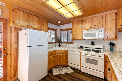 Rustic Cabin with Fireplace, Barbecue and Private Deck in Big Bear Lake, California - Big Bear Lake, California - glamping.directory