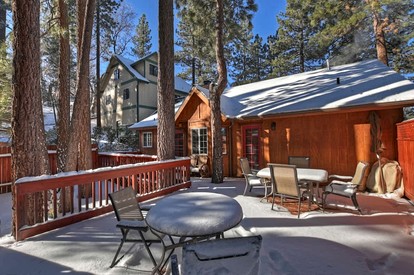 Rustic Cabin with Fireplace, Barbecue and Private Deck in Big Bear Lake, California - Big Bear Lake, California - glamping.directory