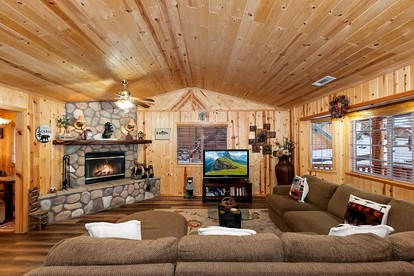 Rustic Cabin with Fireplace, Barbecue and Private Deck in Big Bear Lake, California - Big Bear Lake, California - glamping.directory