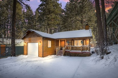Rustic Cabin with Fireplace, Barbecue and Private Deck in Big Bear Lake, California - glamping.directory