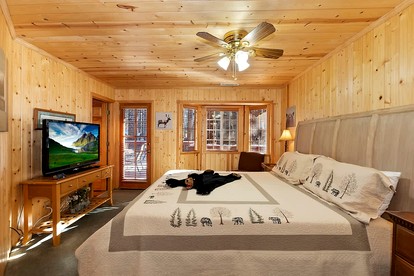 Rustic Cabin with Fireplace, Barbecue and Private Deck in Big Bear Lake, California - Big Bear Lake, California - glamping.directory