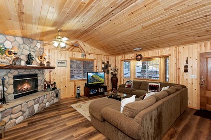 Rustic Cabin with Fireplace, Barbecue and Private Deck in Big Bear Lake, California - Big Bear Lake, California - glamping.directory