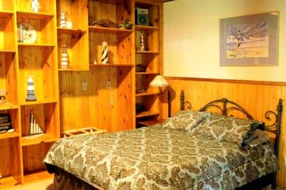 Rustic Waterfront Cottage Rental on the Guadalupe River in Texas - New Braunfels, Texas - glamping.directory