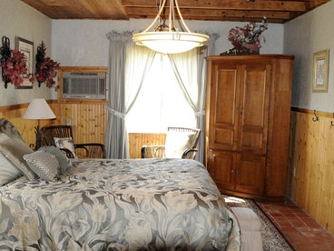 Rustic Waterfront Cottage Rental on the Guadalupe River in Texas - New Braunfels, Texas - glamping.directory