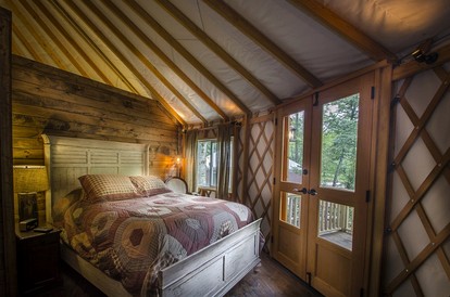 Chic Creek Yurt Comfy for Four in Topton, North Carolina - Topton, North Carolina - glamping.directory