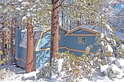 Vacation Cabin Surrounded by Woodland with Hot Tub near Lake Tahoe, California - South Lake Tahoe, California - glamping.directory