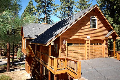 Vacation Cabin Surrounded by Woodland with Hot Tub near Lake Tahoe, California - South Lake Tahoe, California - glamping.directory