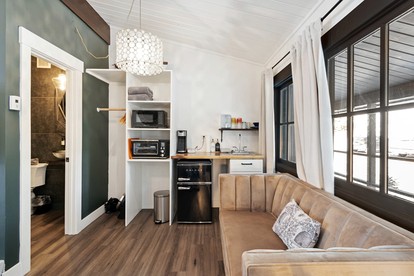 Historic Mountain Lodge Suite with Steam Shower & Hot Tub near Estes Park, Colorado - Allenspark, Colorado - glamping.directory