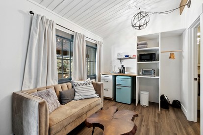 Historic Mountain Lodge Suite with Steam Shower & Hot Tub near Estes Park, Colorado - Allenspark, Colorado - glamping.directory