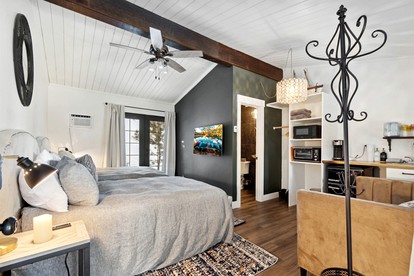 Historic Mountain Lodge Suite with Steam Shower & Hot Tub near Estes Park, Colorado - Allenspark, Colorado - glamping.directory