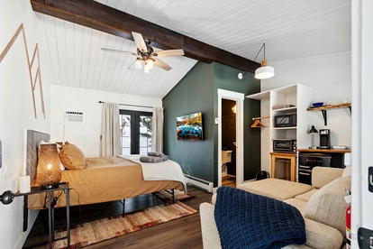 Historic Mountain Lodge Suite with Steam Shower & Hot Tub near Estes Park, Colorado - Allenspark, Colorado - glamping.directory
