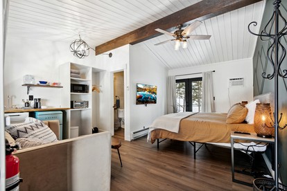 Historic Mountain Lodge Suite with Steam Shower & Hot Tub near Estes Park, Colorado - Allenspark, Colorado - glamping.directory