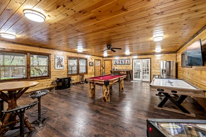 Luxury Pet-Friendly Cabin with Game Room, Hot Tub, and Fenced Yard in Arts and Crafts Community, Gatlinburg - Gatlinburg, Tennessee - glamping.directory