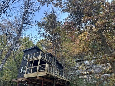 Spacious Tree House near Starved Rock and Buffalo Rock State Parks, Perfect for a Family Glamping Getaway - glamping.directory