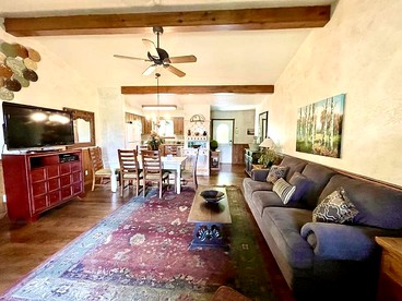Cozy Rustic Two-Bedroom Cabin on Lake Ouachita with Hot Tub, Marina, and Activities in Mount Ida, Arkansas - Mount Ida, Arkansas - glamping.directory