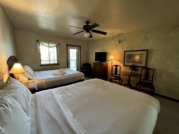 Cozy Rustic Two-Bedroom Cabin on Lake Ouachita with Hot Tub, Marina, and Activities in Mount Ida, Arkansas - Mount Ida, Arkansas - glamping.directory