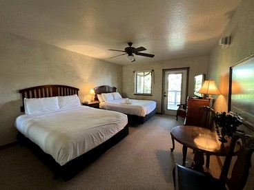 Cozy Rustic Two-Bedroom Cabin on Lake Ouachita with Hot Tub, Marina, and Activities in Mount Ida, Arkansas - Mount Ida, Arkansas - glamping.directory