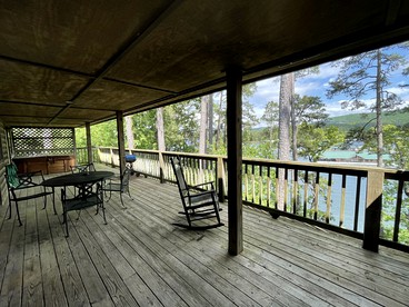Cozy Rustic Two-Bedroom Cabin on Lake Ouachita with Hot Tub, Marina, and Activities in Mount Ida, Arkansas - Mount Ida, Arkansas - glamping.directory