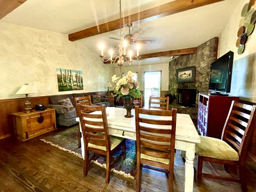 Cozy Rustic Two-Bedroom Cabin on Lake Ouachita with Hot Tub, Marina, and Activities in Mount Ida, Arkansas - Mount Ida, Arkansas - glamping.directory