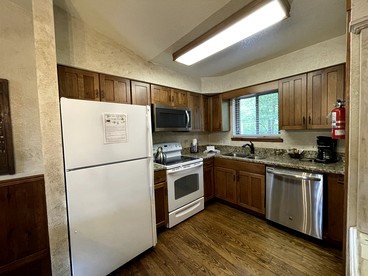 Cozy Rustic Two-Bedroom Cabin on Lake Ouachita with Hot Tub, Marina, and Activities in Mount Ida, Arkansas - Mount Ida, Arkansas - glamping.directory