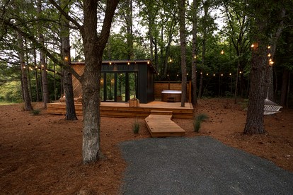 Luxury Tiny House with Hot Tub for Intimate Escapes in Nature in Guntersville, Alabama - Guntersville, Alabama - glamping.directory