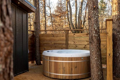 Luxury Tiny House with Hot Tub for Intimate Escapes in Nature in Guntersville, Alabama - Guntersville, Alabama - glamping.directory