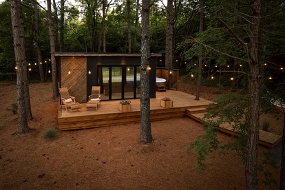 Luxury Tiny House with Hot Tub for Intimate Escapes in Nature in Guntersville, Alabama - Guntersville, Alabama - glamping.directory