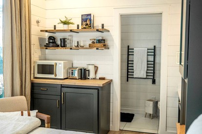 Luxury Tiny House with Hot Tub for Intimate Escapes in Nature in Guntersville, Alabama - Guntersville, Alabama - glamping.directory