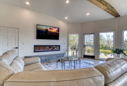 Unique Luxury Cabin with Hot Tub, Pool Table, and Arcade on Family Resort in Pigeon Forge, Tennessee - Pigeon Forge, Tennessee - glamping.directory