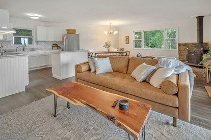 Pet-Friendly Cabin with Barbecue and Outdoor Area with Fire Pit in Waynesville, North Carolina - Waynesville, North Carolina - glamping.directory