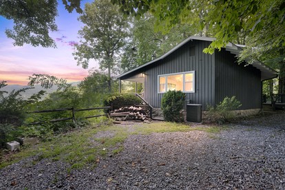 Pet-Friendly Cabin with Barbecue and Outdoor Area with Fire Pit in Waynesville, North Carolina - Waynesville, North Carolina - glamping.directory