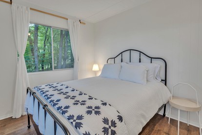 Pet-Friendly Cabin with Barbecue and Outdoor Area with Fire Pit in Waynesville, North Carolina - Waynesville, North Carolina - glamping.directory