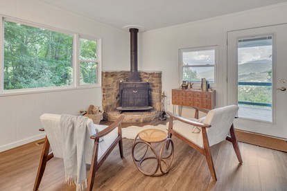 Pet-Friendly Cabin with Barbecue and Outdoor Area with Fire Pit in Waynesville, North Carolina - Waynesville, North Carolina - glamping.directory