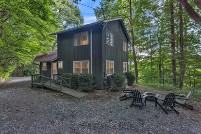 Pet-Friendly Cabin with Barbecue and Outdoor Area with Fire Pit in Waynesville, North Carolina - glamping.directory