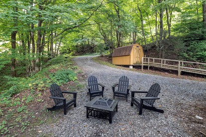 Pet-Friendly Cabin with Barbecue and Outdoor Area with Fire Pit in Waynesville, North Carolina - Waynesville, North Carolina - glamping.directory