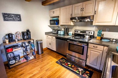 Glamping Retreat near Summersville Lake: Luxurious Cabin with a Hot Tub in Mt Nebo, WV - Mount Nebo, West Virginia - glamping.directory