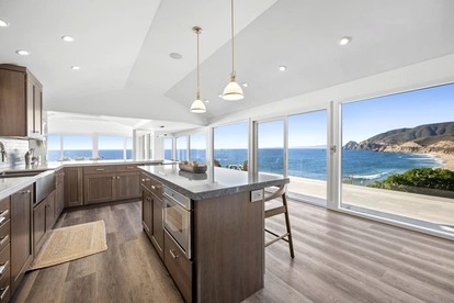 Luxury Oceanfront Estate with Hot Tub & Gardens near San Francisco in Montara, California - Montara, California - glamping.directory