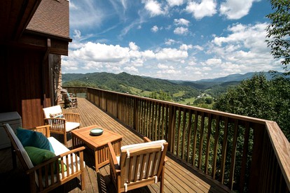 Luxurious Cabin Rental with Spectacular Mountain Views and a Hot Tub near Boone, North Carolina - Sugar Grove, North Carolina - glamping.directory