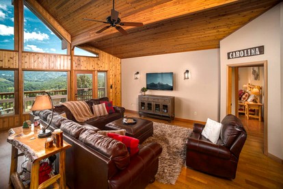 Luxurious Cabin Rental with Spectacular Mountain Views and a Hot Tub near Boone, North Carolina - Sugar Grove, North Carolina - glamping.directory