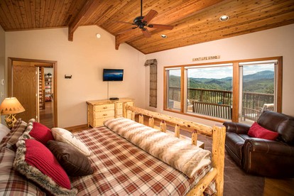Luxurious Cabin Rental with Spectacular Mountain Views and a Hot Tub near Boone, North Carolina - Sugar Grove, North Carolina - glamping.directory