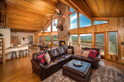 Luxurious Cabin Rental with Spectacular Mountain Views and a Hot Tub near Boone, North Carolina - Sugar Grove, North Carolina - glamping.directory