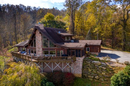 Luxurious Cabin Rental with Spectacular Mountain Views and a Hot Tub near Boone, North Carolina - glamping.directory