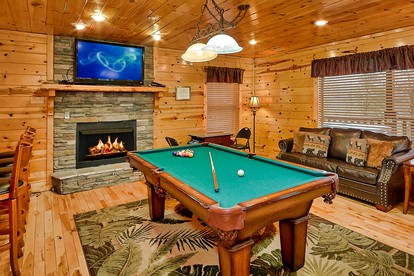Cozy Cabin with a Hot Tub in the Great Smoky Mountains, Tennessee - Sevierville, Tennessee - glamping.directory