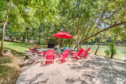 Guadalupe Riverside Retreat for Water Sports with the Family - New Braunfels, Texas - glamping.directory