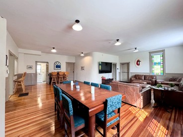 Renovated Spacious Rental Ideal for Groups with Pond Views in New Hampshire - Conway, New Hampshire - glamping.directory